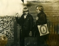 1. Идем в школу с братом Аркадием, п. Абатский, 1979 г.
